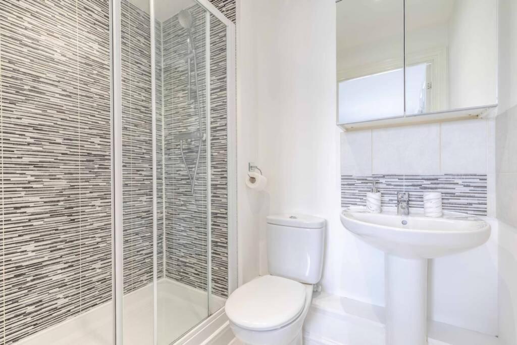 2 Bed & 2 Bath Cosy Apartment Slough- Free Parking Dış mekan fotoğraf
