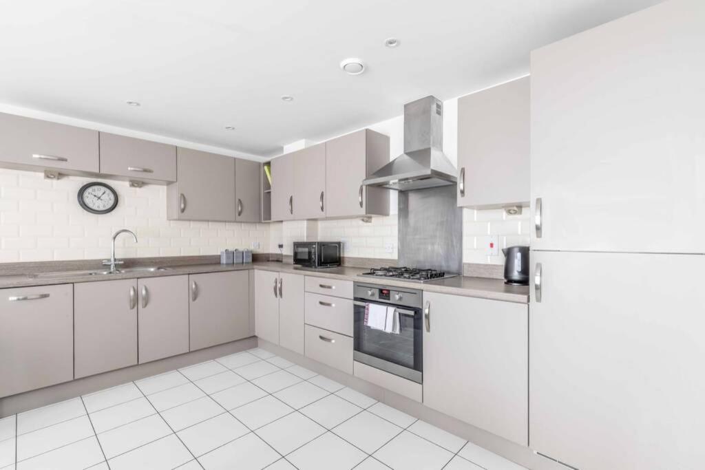 2 Bed & 2 Bath Cosy Apartment Slough- Free Parking Dış mekan fotoğraf