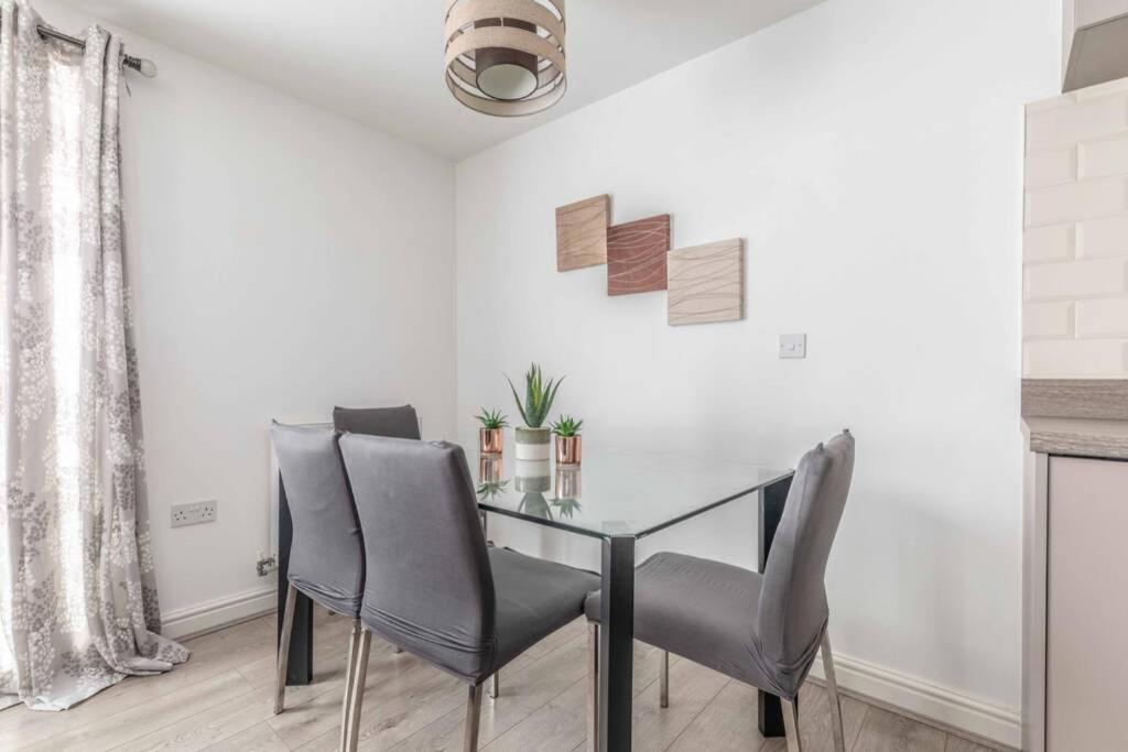 2 Bed & 2 Bath Cosy Apartment Slough- Free Parking Dış mekan fotoğraf