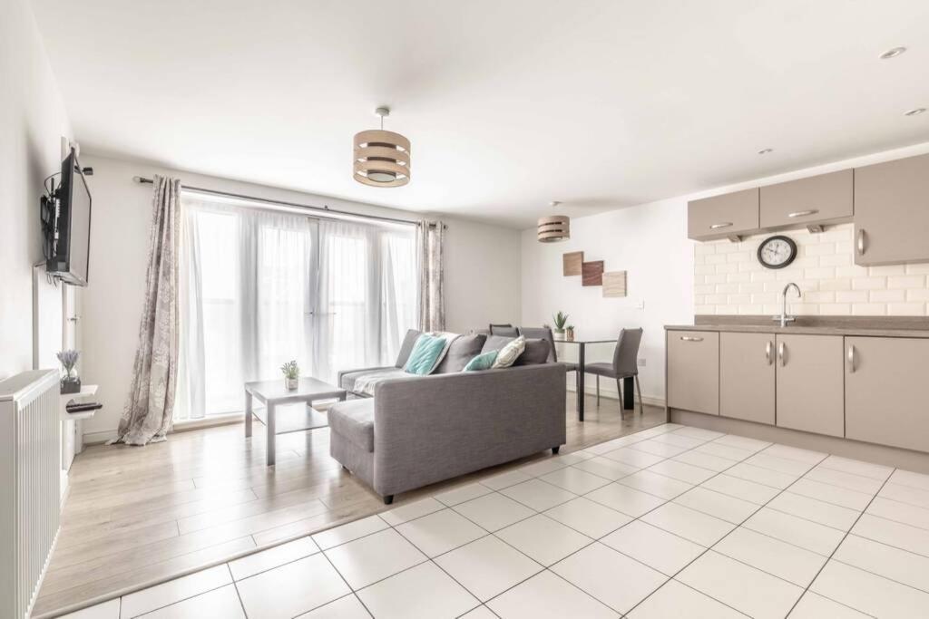 2 Bed & 2 Bath Cosy Apartment Slough- Free Parking Dış mekan fotoğraf