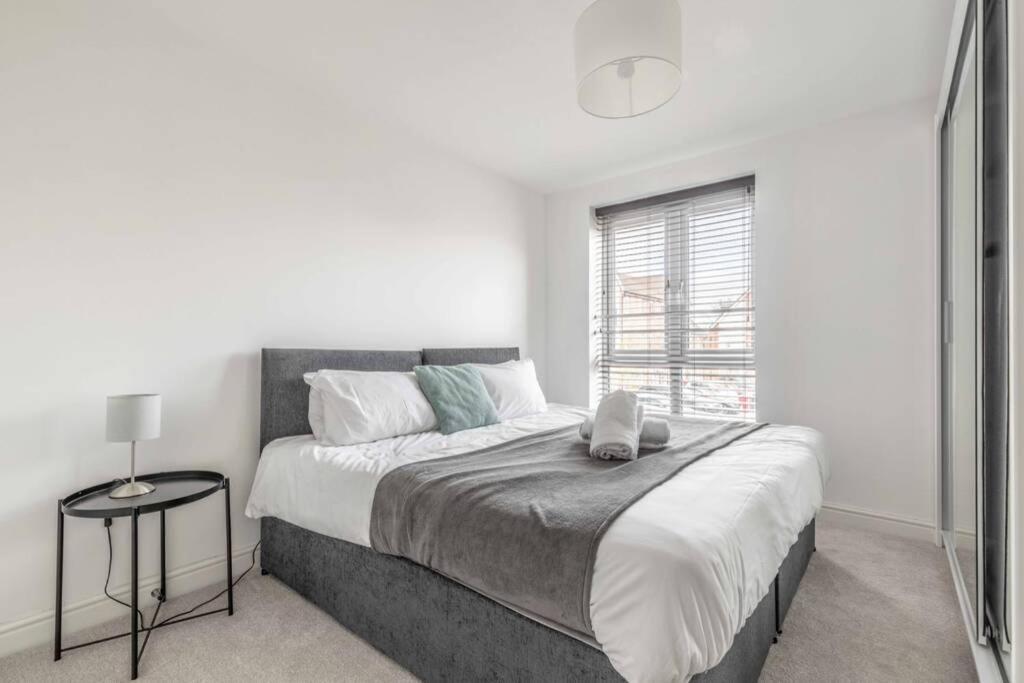 2 Bed & 2 Bath Cosy Apartment Slough- Free Parking Dış mekan fotoğraf