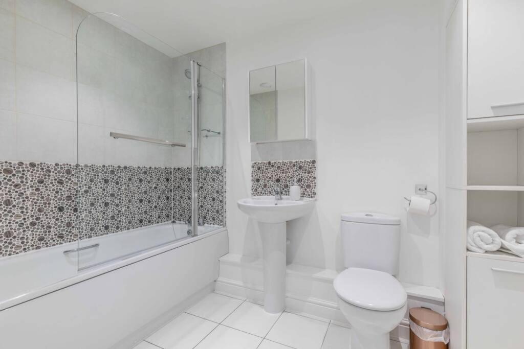 2 Bed & 2 Bath Cosy Apartment Slough- Free Parking Dış mekan fotoğraf